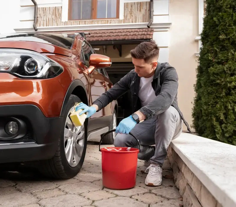 Lavage auto à domicile Saint-Saëns : professionnel intervenant sur un véhicule